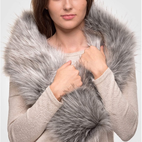 NWT Faux Fur Scarf / Wrap in Grey - Picture 2 of 7